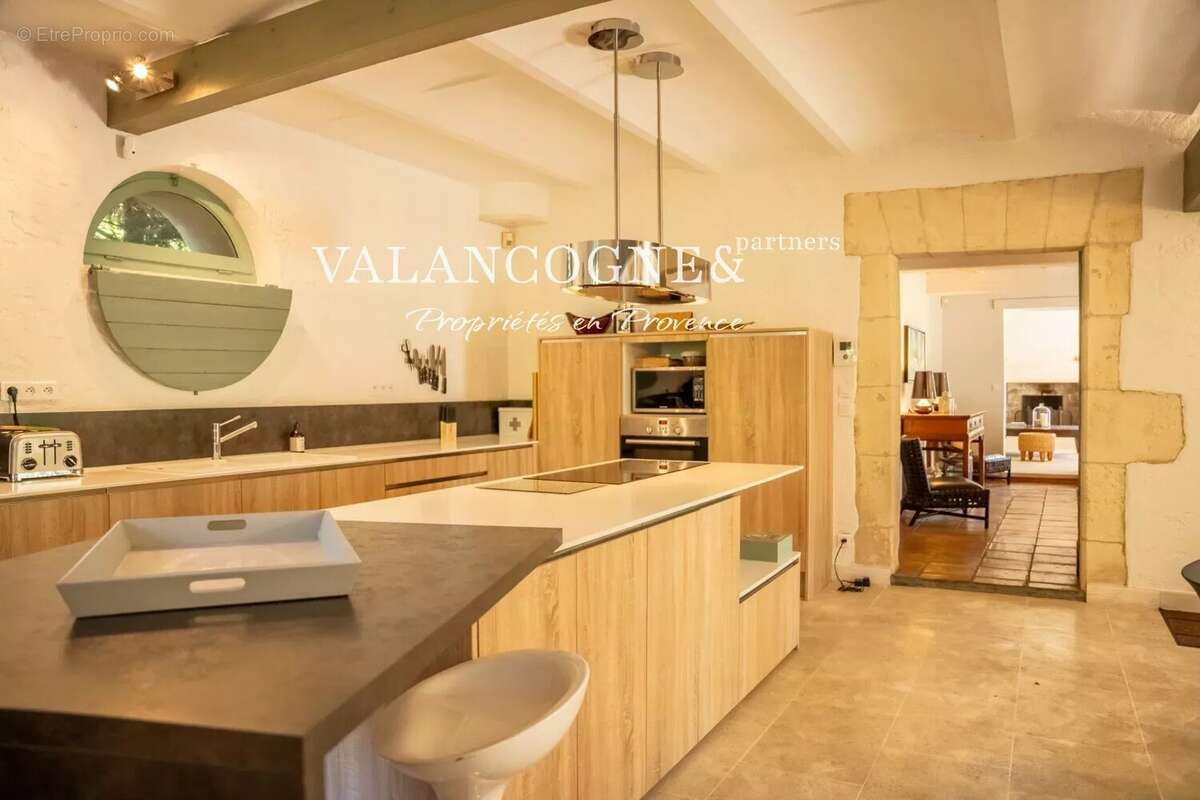 Mas Provençal de Charme avec Piscine et Tennis à Vendre - photo 17