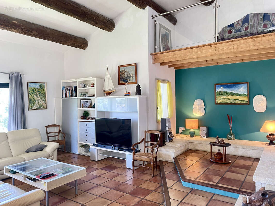 Dickjan POPPEMA d' eXp France vous propose cette magnifique villa avec 5 chambres, grande salon, piscine, grand jardin
