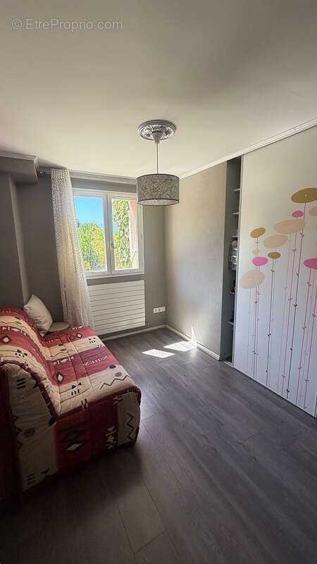 Chambre 2 ? Placard intégré - Appartement à CRANVES-SALES