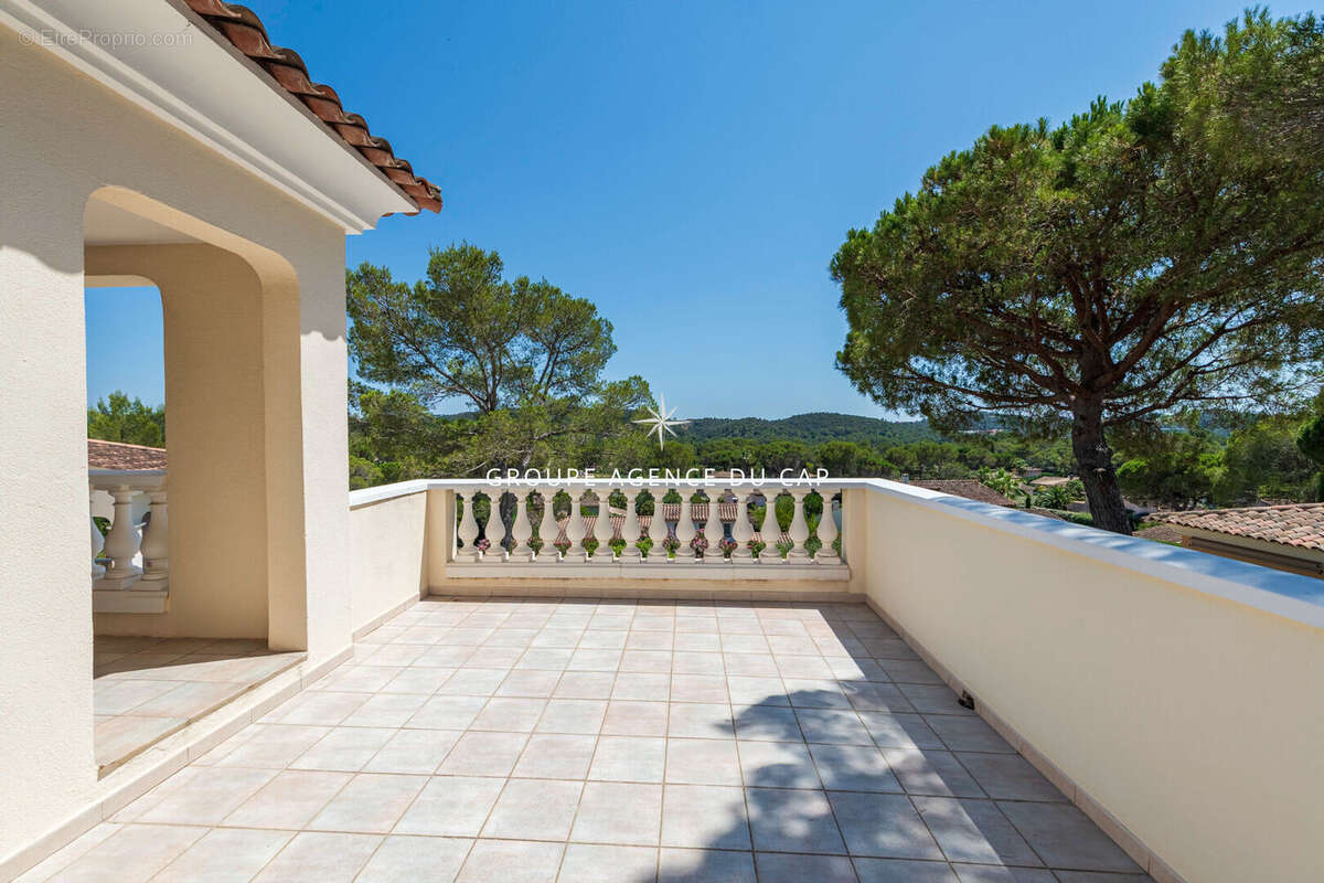 Coeur des golfs Villa 6 pièces avec vue dégagée, piscine et garage - photo 17