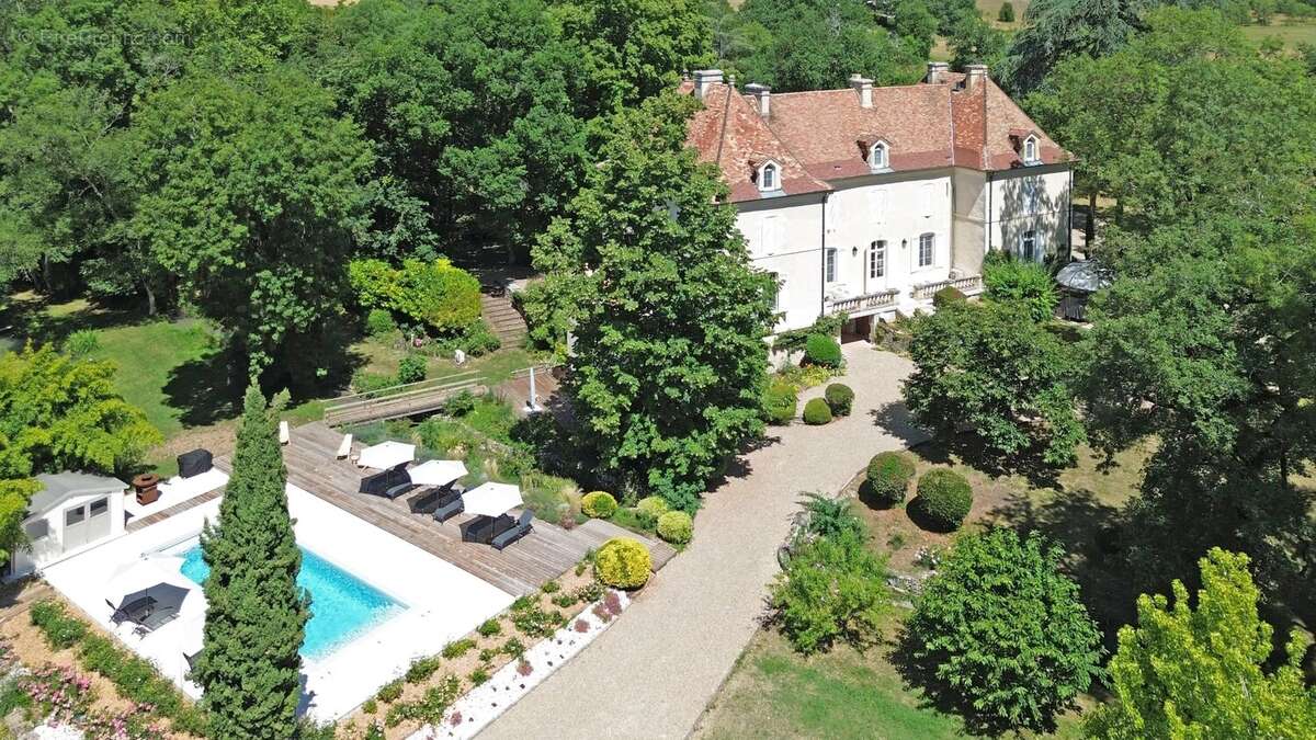 Château du XVIIIe siècle, entièrement rénové selon des normes rigoureuses et situé dans un parc arboré avec piscine et terrasses - photo 31
