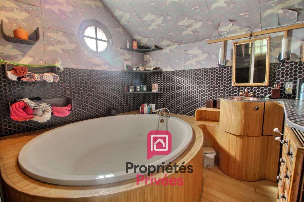 Vente authentique longere gatinaise de 170 m2 avec grange de 170 m2 aménagée, piscine interieure, dependances, terrain de plus d - photo 13