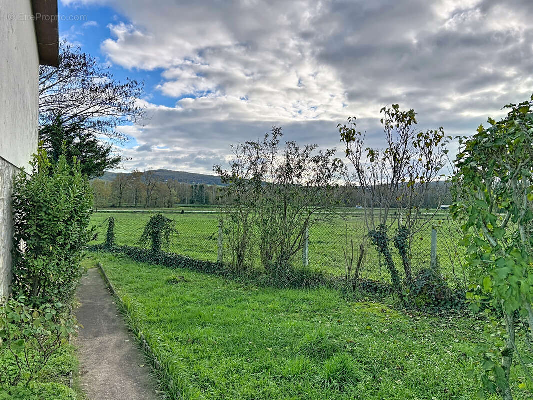 Maison à SAINT-PANTALEON-DE-LARCHE