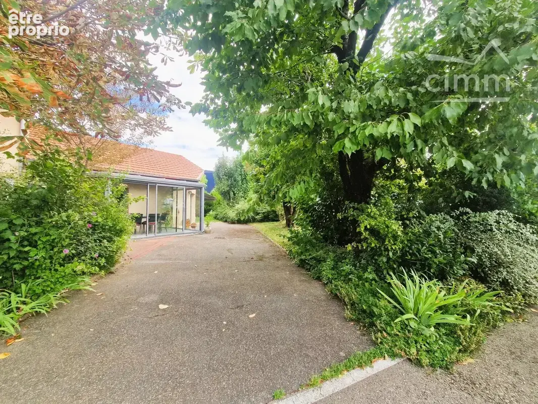 BOURGOIN-JALLIEU – BIEN RARE ! 381,50 m² sur 1 528 m² : maison de fonction 85,50 m² + 6 bureaux + garage – Fort potentiel locati - photo 4