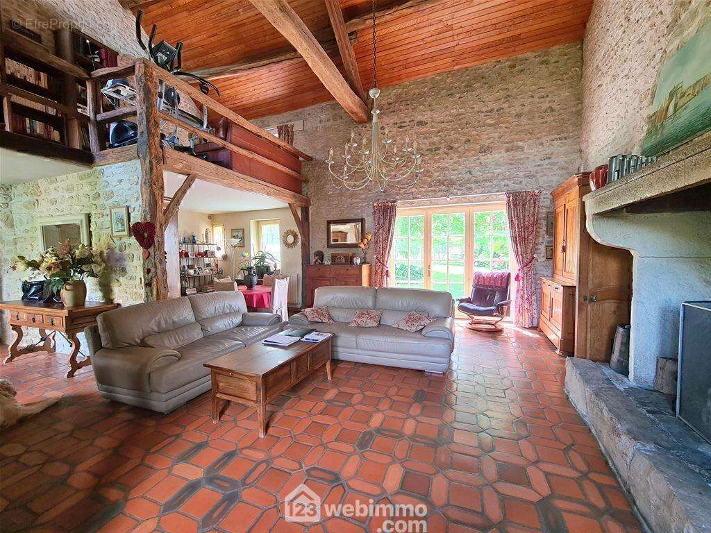 Une autre vue du séjour.. - Maison à MILLY-LA-FORET