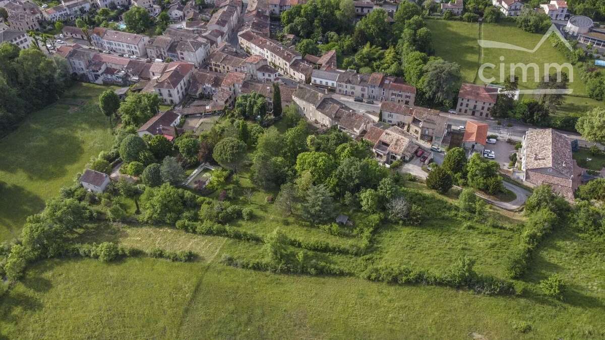 Terrain à LES CABANNES