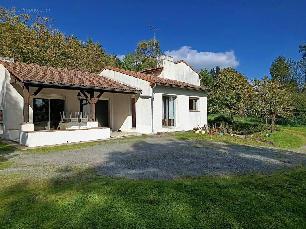 Maison à MONCOUTANT