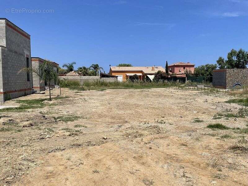 Terrain à SAINT-CYPRIEN