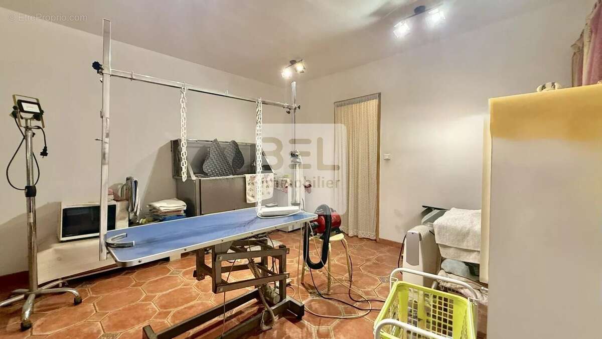 Commerce à SAINT-QUENTIN-LA-POTERIE