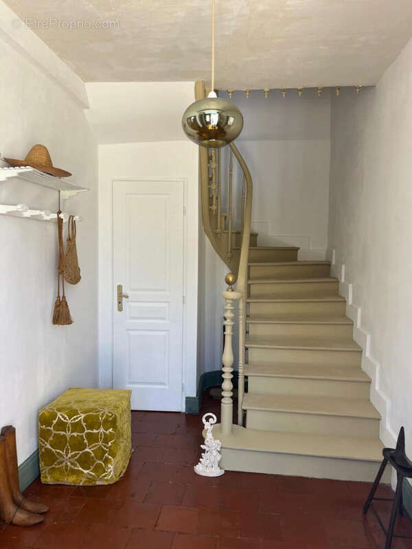 entrée avec escalier d'origine - Maison à MARCIAC