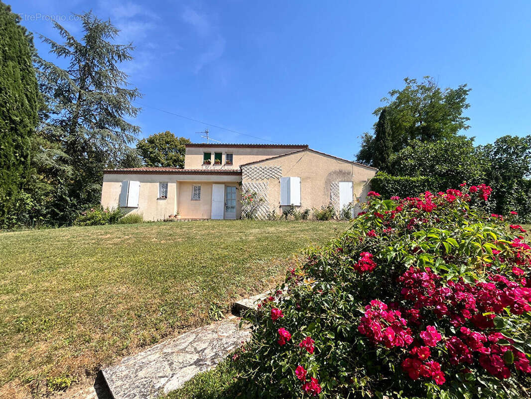 Exclusivité - Maison familiale avec piscine à pied des commerces - photo 4