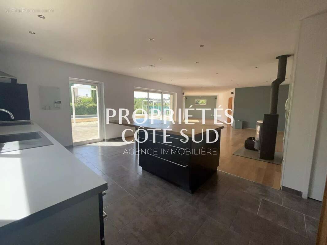 PUJAUT – Villa 166 m²  Piscine  Terrain 1 000 m² sans vis-à-vis  Vue village - photo 4