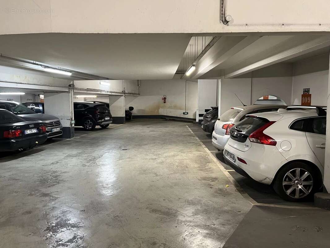 Parking à PARIS-16E