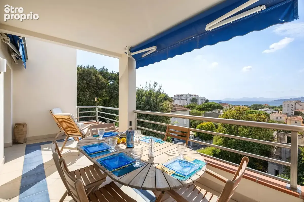 Exclusivité - Début Cap d'Antibes - Beau 3 pièces avec grande terrasse et vue panoramique mer - Piscine - Parc - Garage - Cave - photo 2