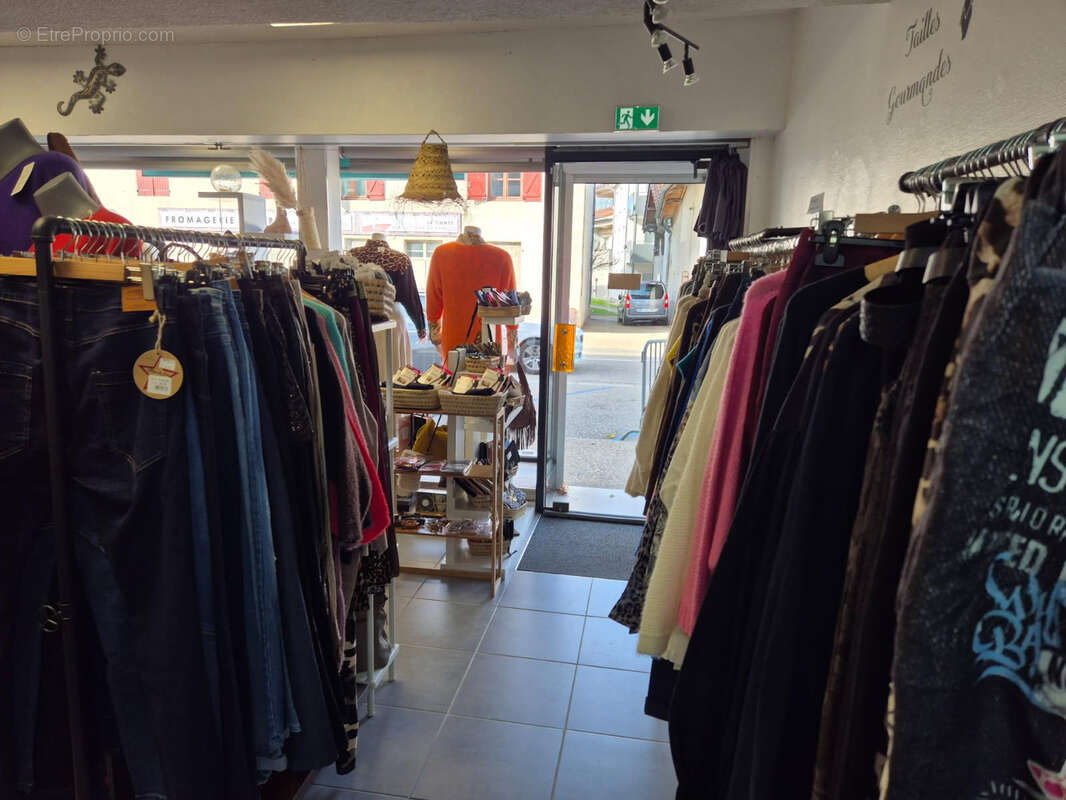 Commerce à SAINT-ETIENNE-DU-BOIS