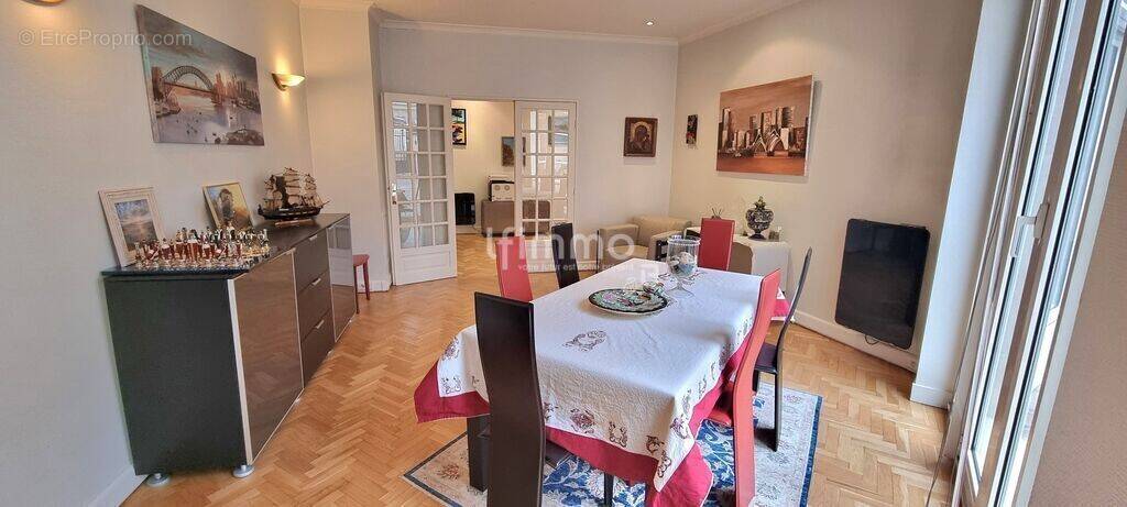 Appartement à PARIS-8E