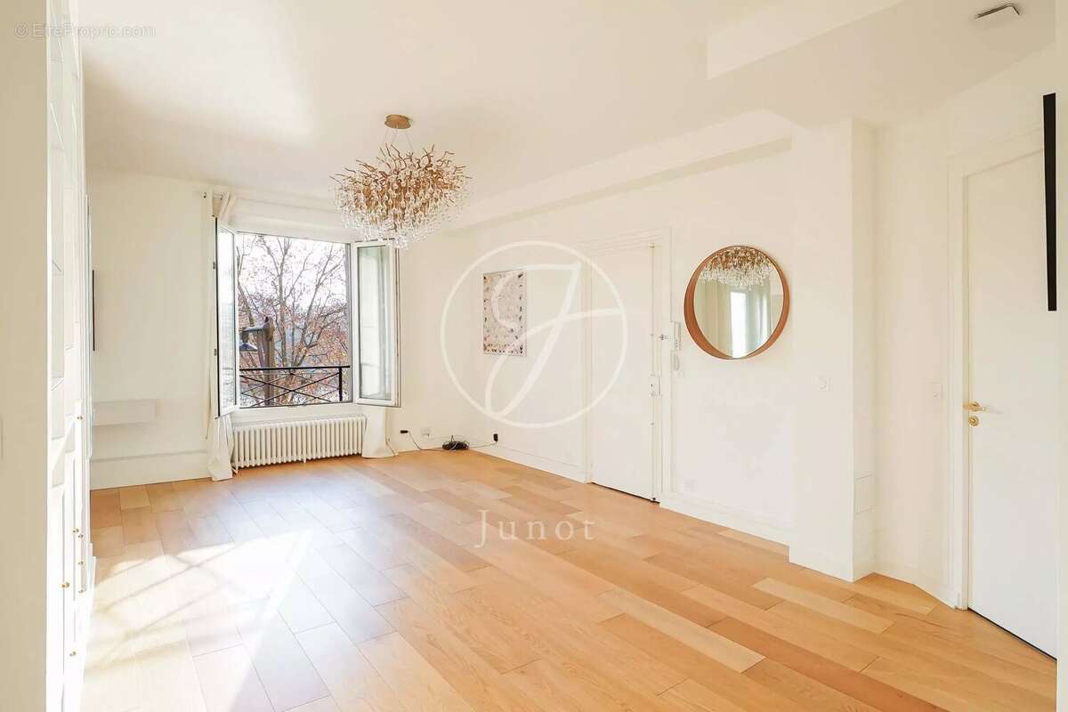 Appartement à PARIS-16E