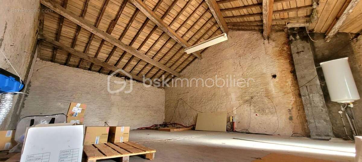 Maison de plain pied de 70m2,grenier amenageable de 70m2, dependances, garage + cour fermee - photo 7