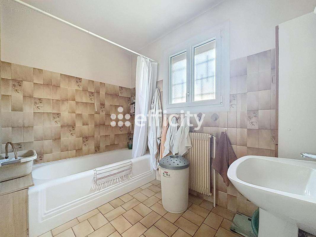 Maison 106 m² à Givors  - photo 7