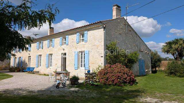 Charentaise composée de 2 logements - photo 3