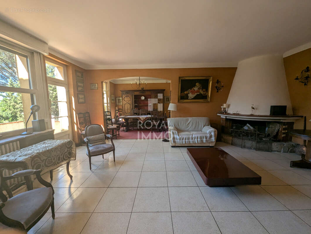 Maison sur 2 niveaux - 207m2 - garage et piscine - photo 4