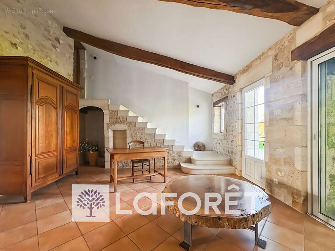 Maison à SAINT-GENIS-DE-SAINTONGE