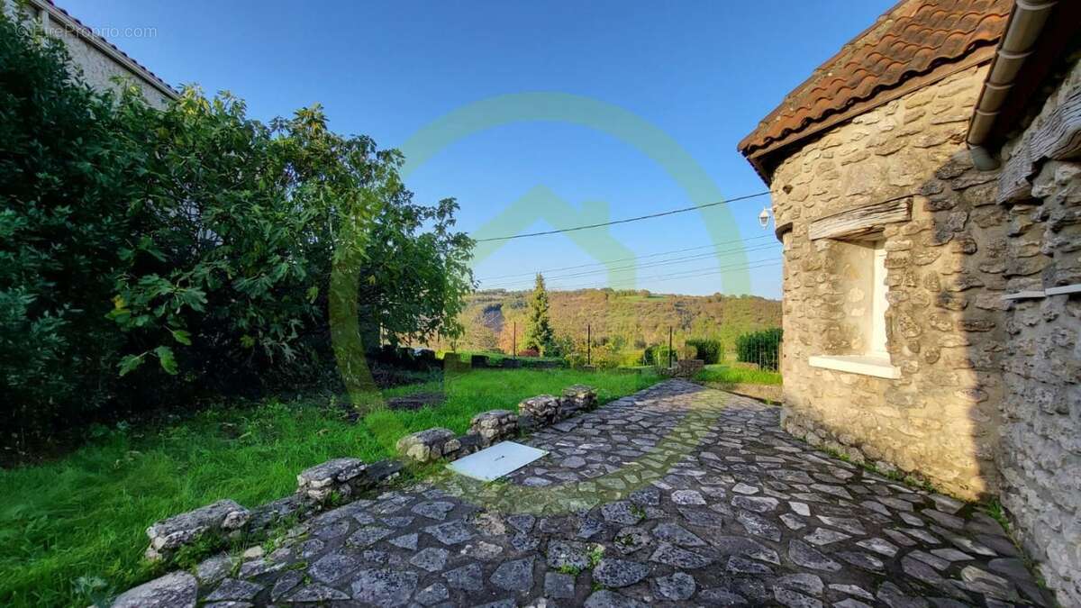 Maison 133 m² à Ruelle-Sur-Touvre  - photo 8