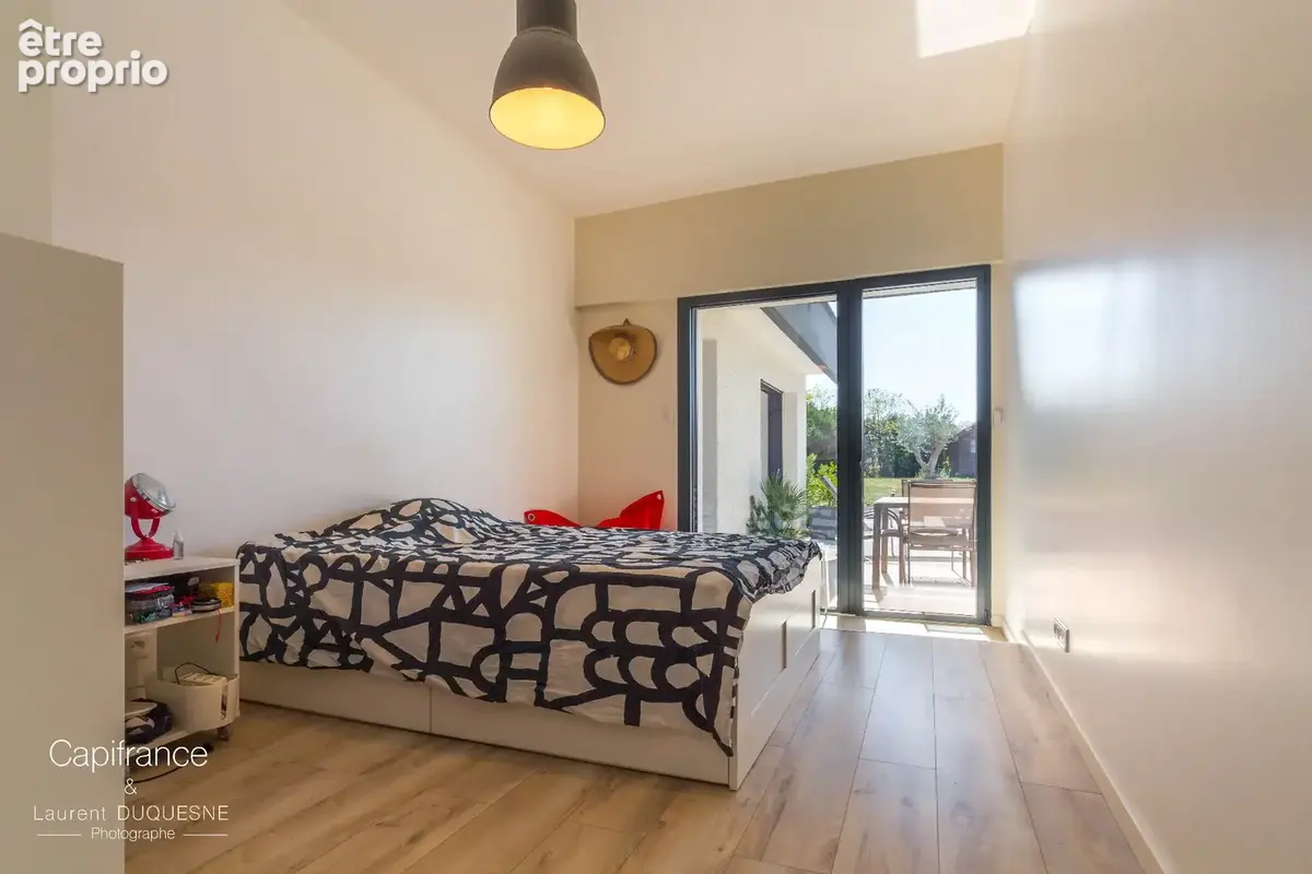 Maison d’architecte de plain-pied avec piscine et vue dégagée - photo 8