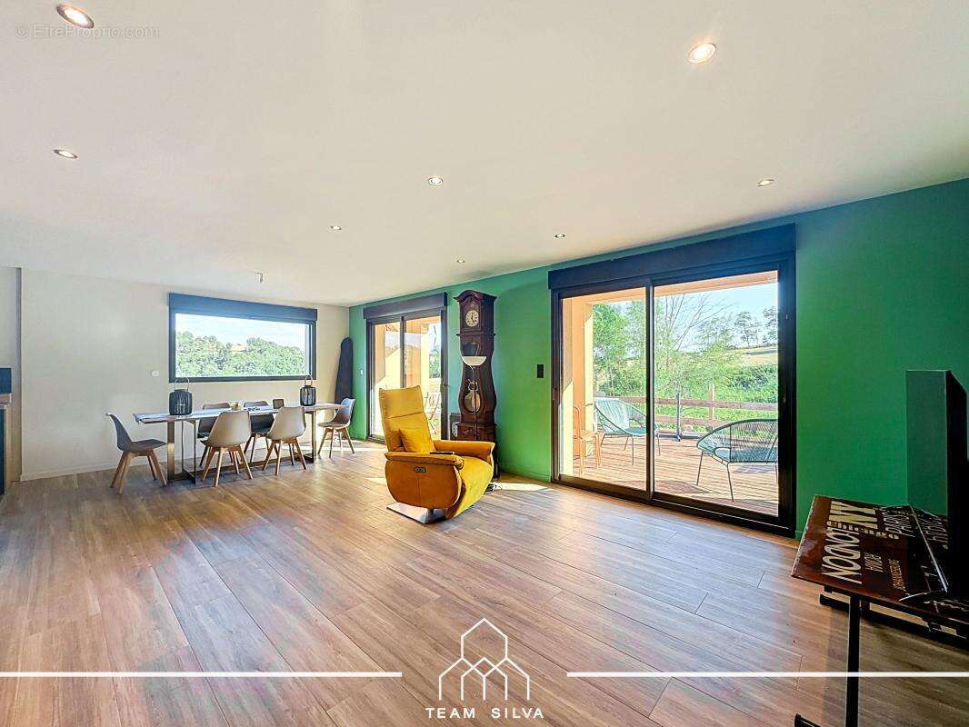 Maison 110 m² à Chambost-Longessaigne  - photo 4