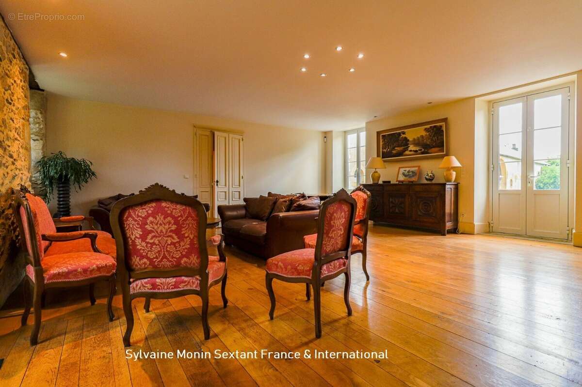 Superbe propriété rénovée sur 2,6 hectares, dépendances et espace piscine avec pigeonnier - photo 11