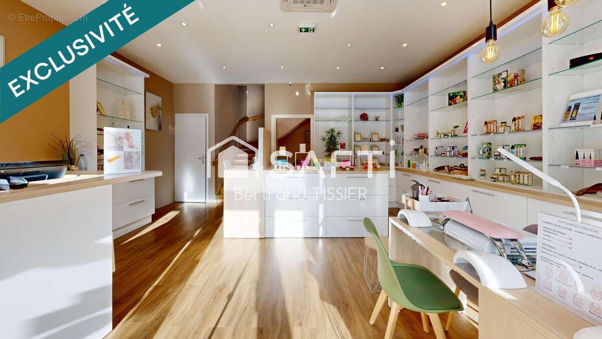 Photo 7 - Commerce à LE MARIN