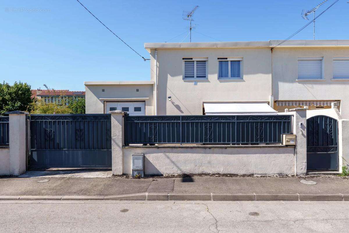 Maison à SAINTE-SAVINE