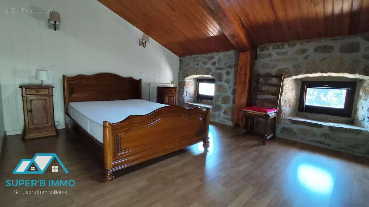 Batisse en pierre avec 2 logements et terrain - photo 8