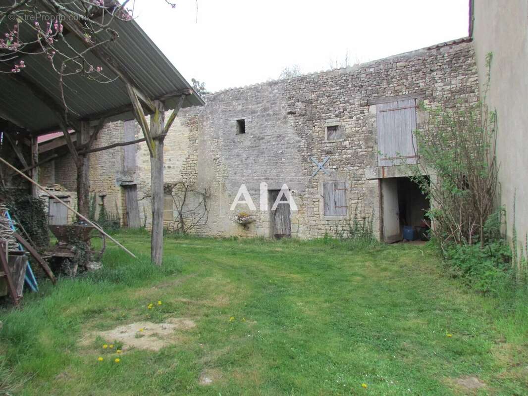 Maison à LES ADJOTS