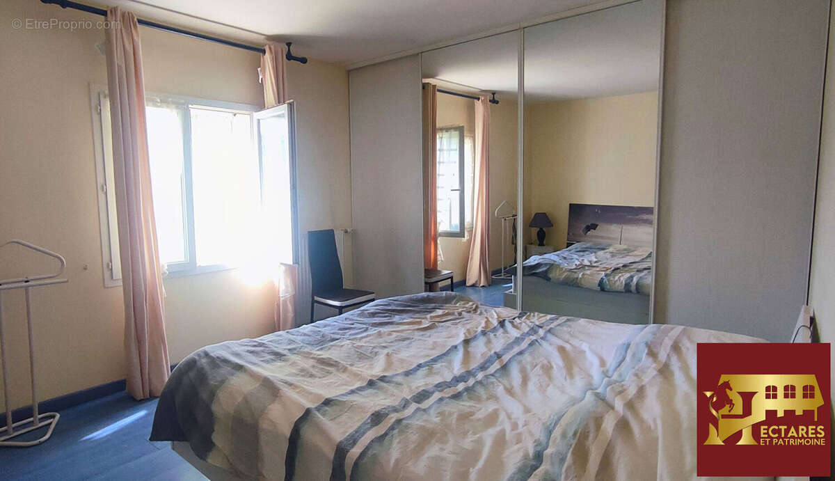 Maison à LA CHAPELLE-DE-LA-TOUR