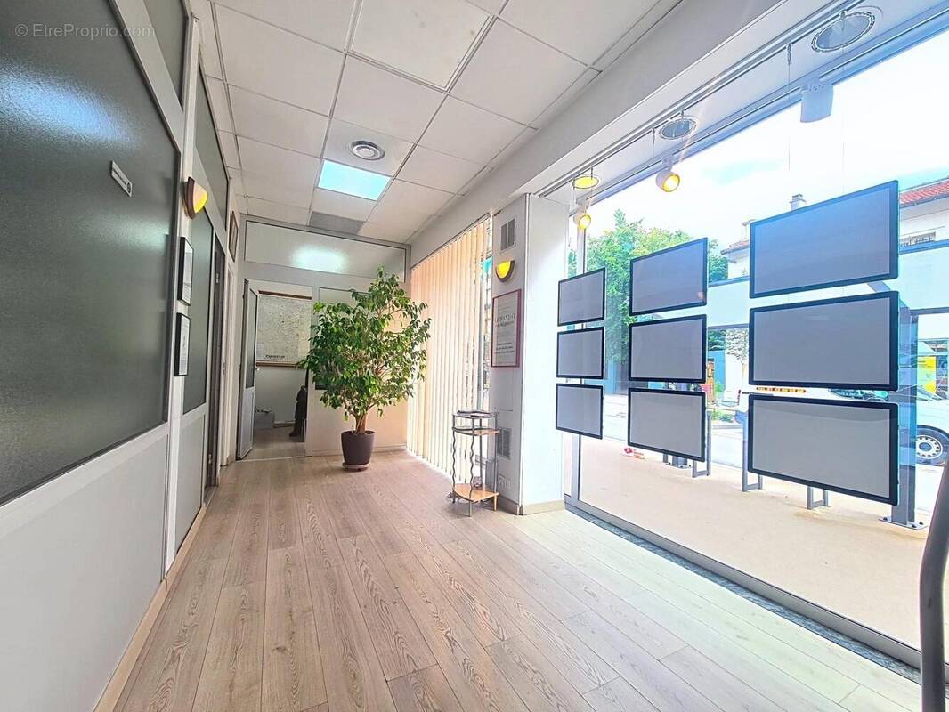 Photo 1 - Commerce à LES LILAS