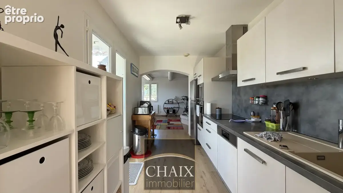 Villa lumineuse avec vue dégagée et piscine. - photo 7