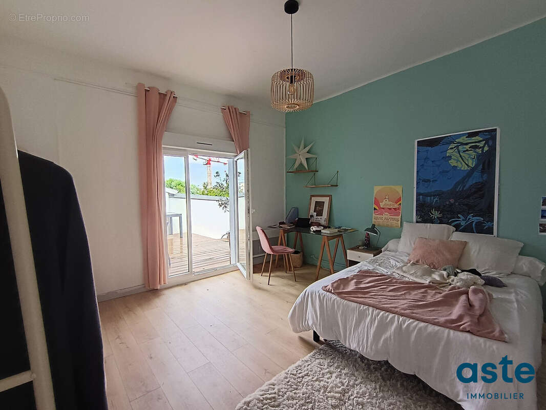 Grande chambre de plus de 18 m² avec placards intégrés - Maison à BREST