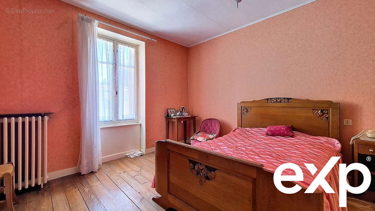 Maison à LA JONCHERE-SAINT-MAURICE