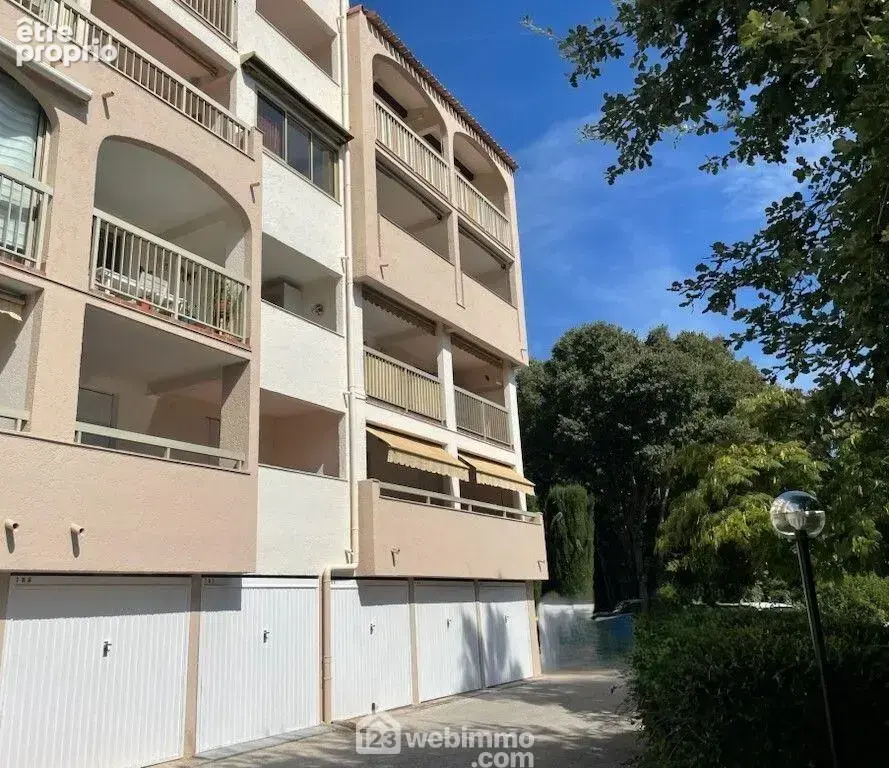 Garage en rez-de-chaussée.