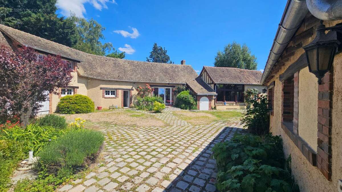 Maison à HOUDAN