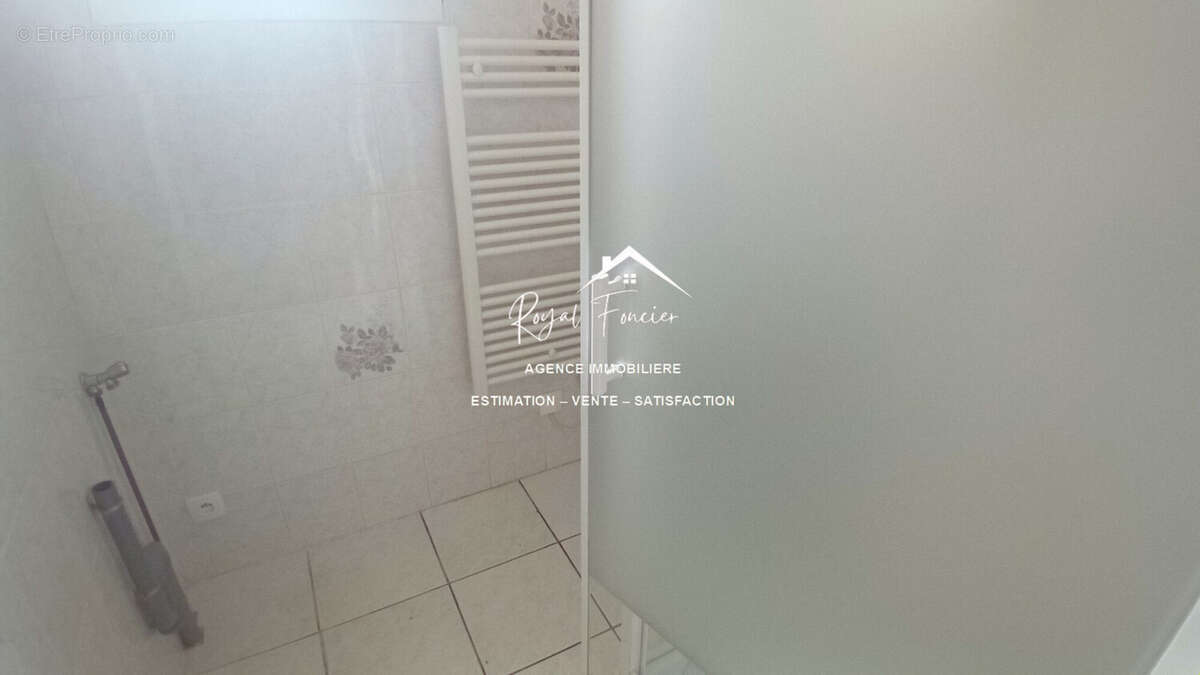 Salle d&#039;eau  - Maison à DRACHE