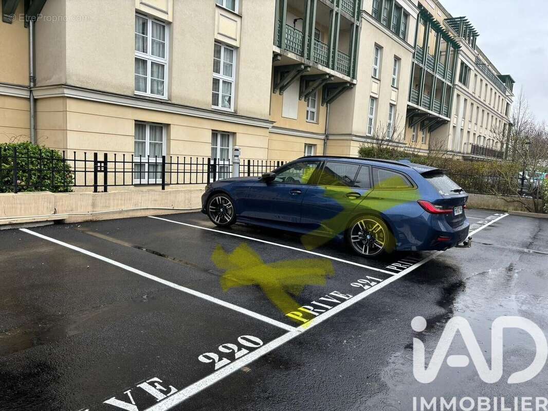 Photo 2 - Parking à SERRIS