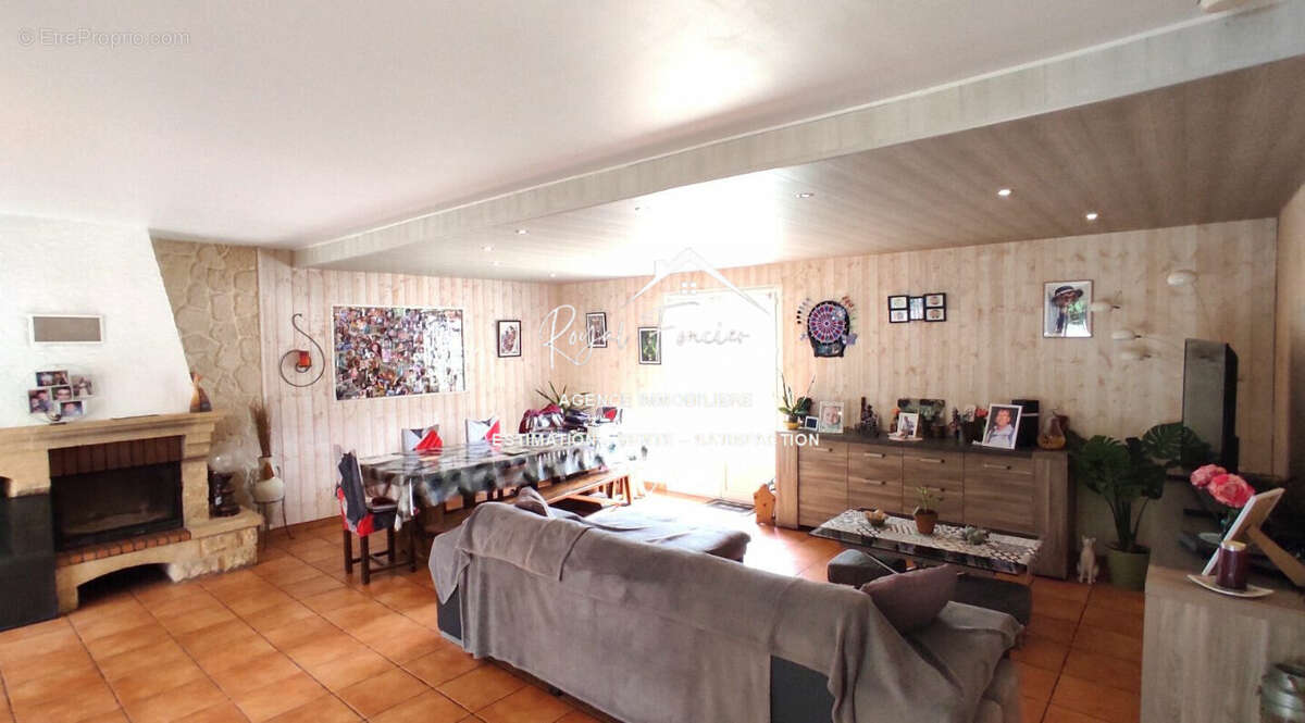 Belle Pièce de vie avec cheminée - Maison à AVAILLES-EN-CHATELLERAULT