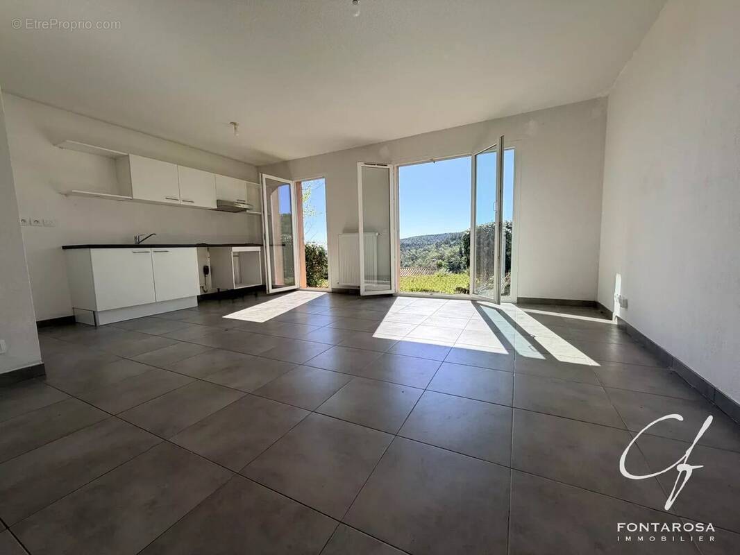Appartement à ROQUEBRUNE-SUR-ARGENS