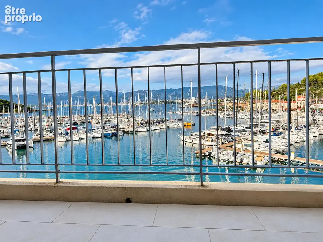 ** Sur le Port - VUE MER ** APPARTEMENT 3 Pièces **  Climatisé ** Dernier étage avec Ascenseur ** (83430)  SAINT MANDRIER SUR ME - photo 12