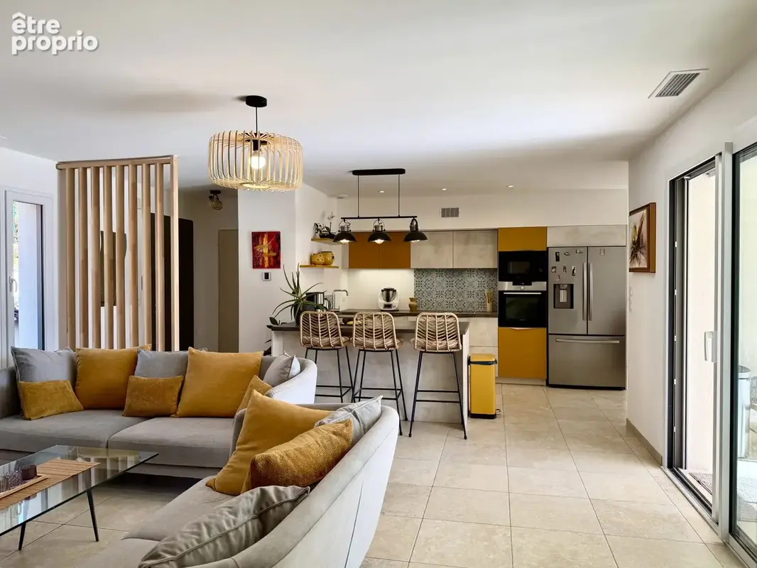 Dickjan POPPEMA d'eXp France vous propose une villa quasiment neuve avec 3 chambres, piscine, grand jardin