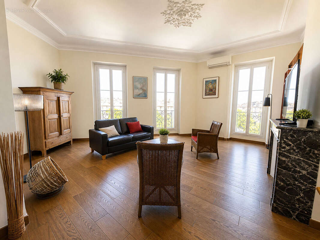 Marseille - Appartement de caractère de 139 m²  Vue mer & Place Jean Jaurès - photo 8