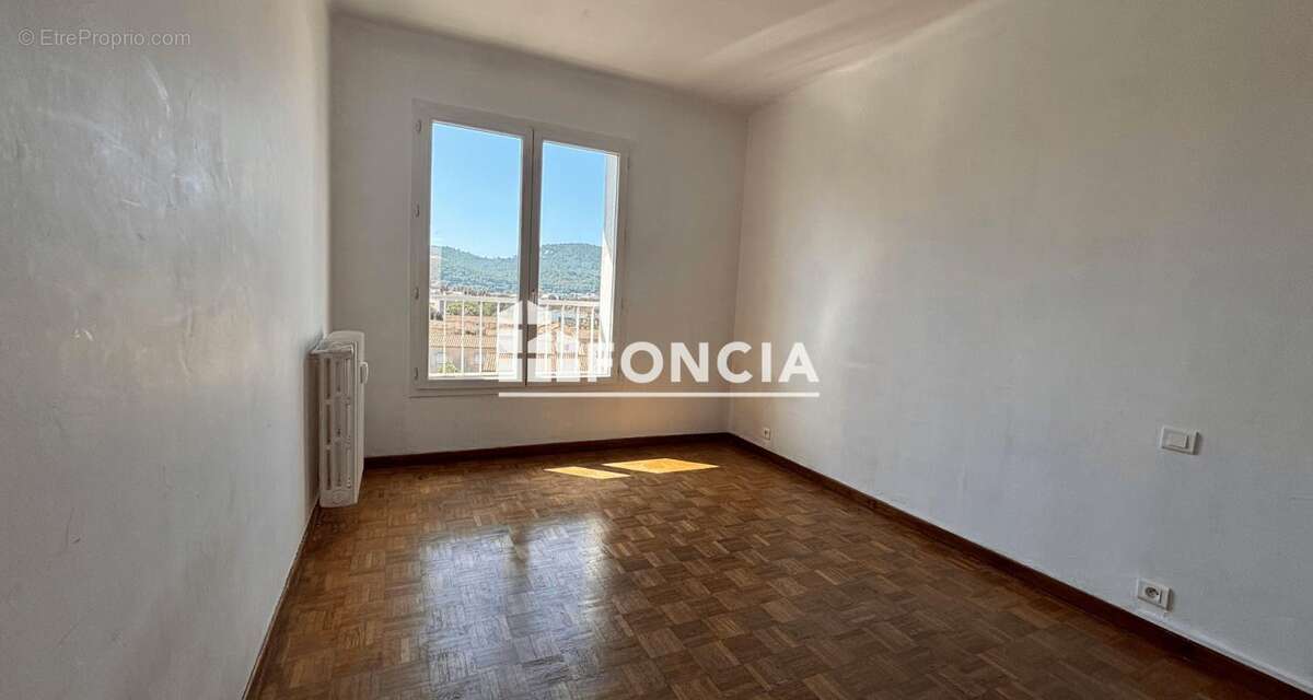 HYERE, EN DERNIER ETAGE, T3/4 traversant et lumineux avec cave et large parking - photo 13
