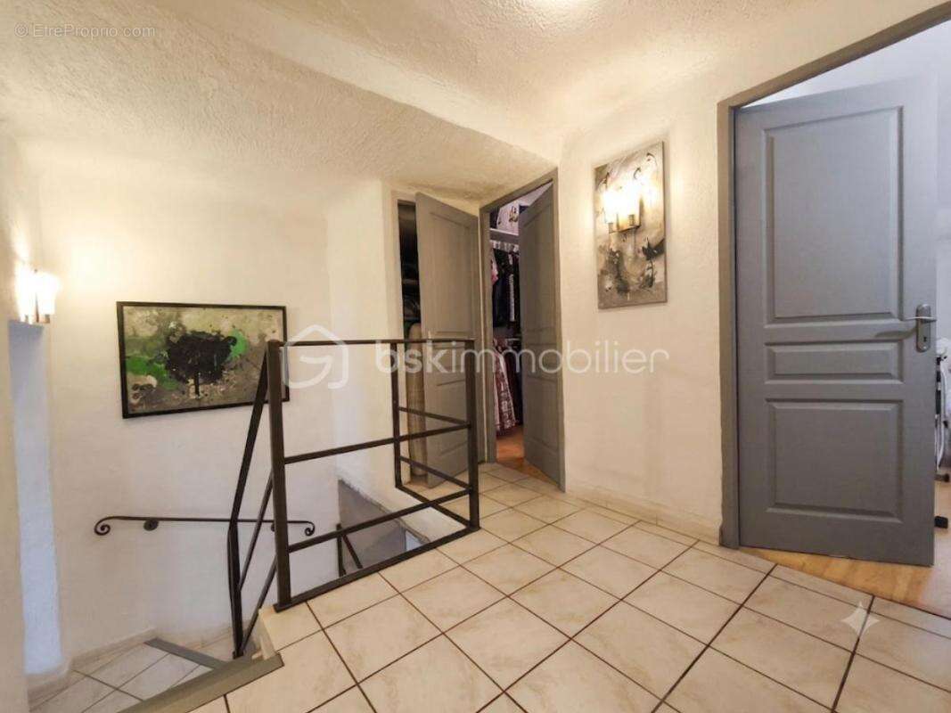 Maison de ville 175 m² avec jardin et garage : 1 appt T4 133 m² et un studio de 33 m² - photo 4